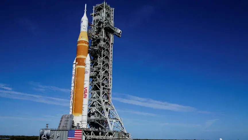 الصاروخ الضخم بطول 98 متراً يتحرك نحو منصة الإطلاق في فلوريدا استعداداً لإرسال أربعة رواد فضاء في رحلة تستغرق 10 أيام