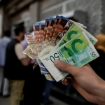 المالية: صرف رواتب الموظفين عن شهر آب يوم غدٍ الأربعاء