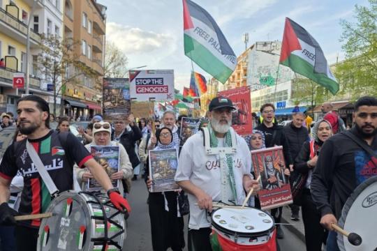 مسيرة جماهيرية حاشدة في برلين إحياءً لـ "يوم الأسير" ورفضاً لتسليح الاحتلال