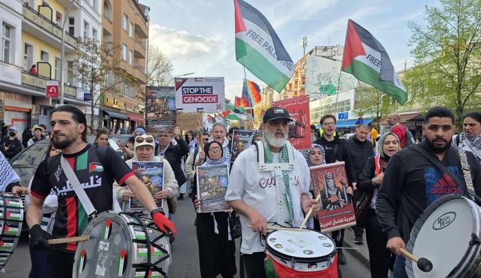 مسيرة جماهيرية حاشدة في برلين إحياءً لـ "يوم الأسير" ورفضاً لتسليح الاحتلال