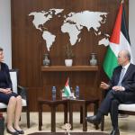 رئيس الوزراء يبحث مع مسؤولة بريطانية تصاعد اعتداءات المستوطنين وأوضاع غزة