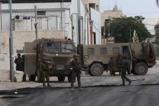 اشتباكات واعتداءات متصاعدة في الضفة الغربية: إصابات واعتقالات وحواجز مشددة