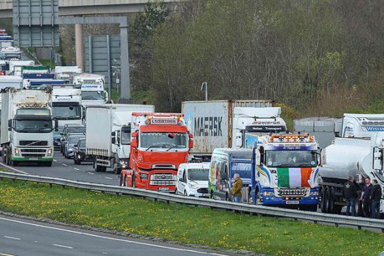 ايرلاندا: تظاهرات اجتجاجاً على ارتفاع اسعار الوقود الناتجة عن حرب إيران