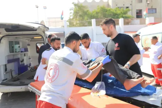 إجلاء 107 مرضى من غزة عبر معبر رفح بالتعاون بين الهلال الأحمر الفلسطيني والصحة العالمية
