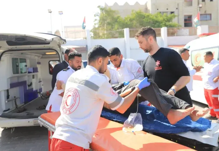 نقل مرضى ومرافقين لتلقي العلاج خارج القطاع وسط استمرار تدهور الأوضاع الصحية والحصار