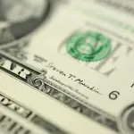 الدولار يتراجع إلى أدنى مستوى منذ مايو بعد بيانات وظائف أميركية مخيبة للآمال