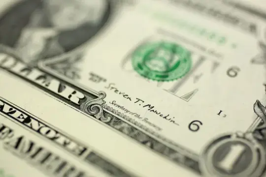 الدولار يتراجع إلى أدنى مستوى منذ مايو بعد بيانات وظائف أميركية مخيبة للآمال
