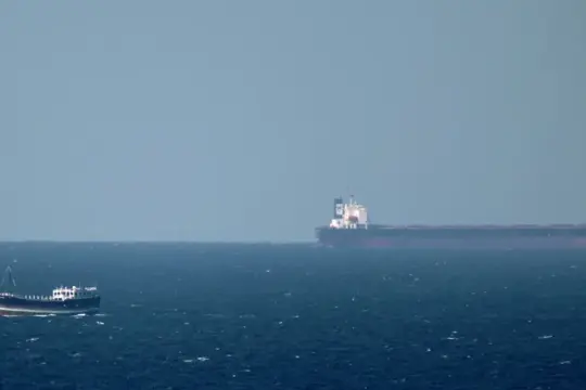 أسعار النفط ترتفع وسط تصعيد أميركي-إسرائيلي ضد إيران وتهديدات بإغلاق هرمز