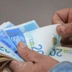 سعر الدولار مقابل الشيكل يتداول عند أدنى مستوى منذ 3.5 سنوات