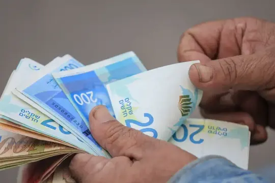 سعر الدولار مقابل الشيكل يتداول عند أدنى مستوى منذ 3.5 سنوات