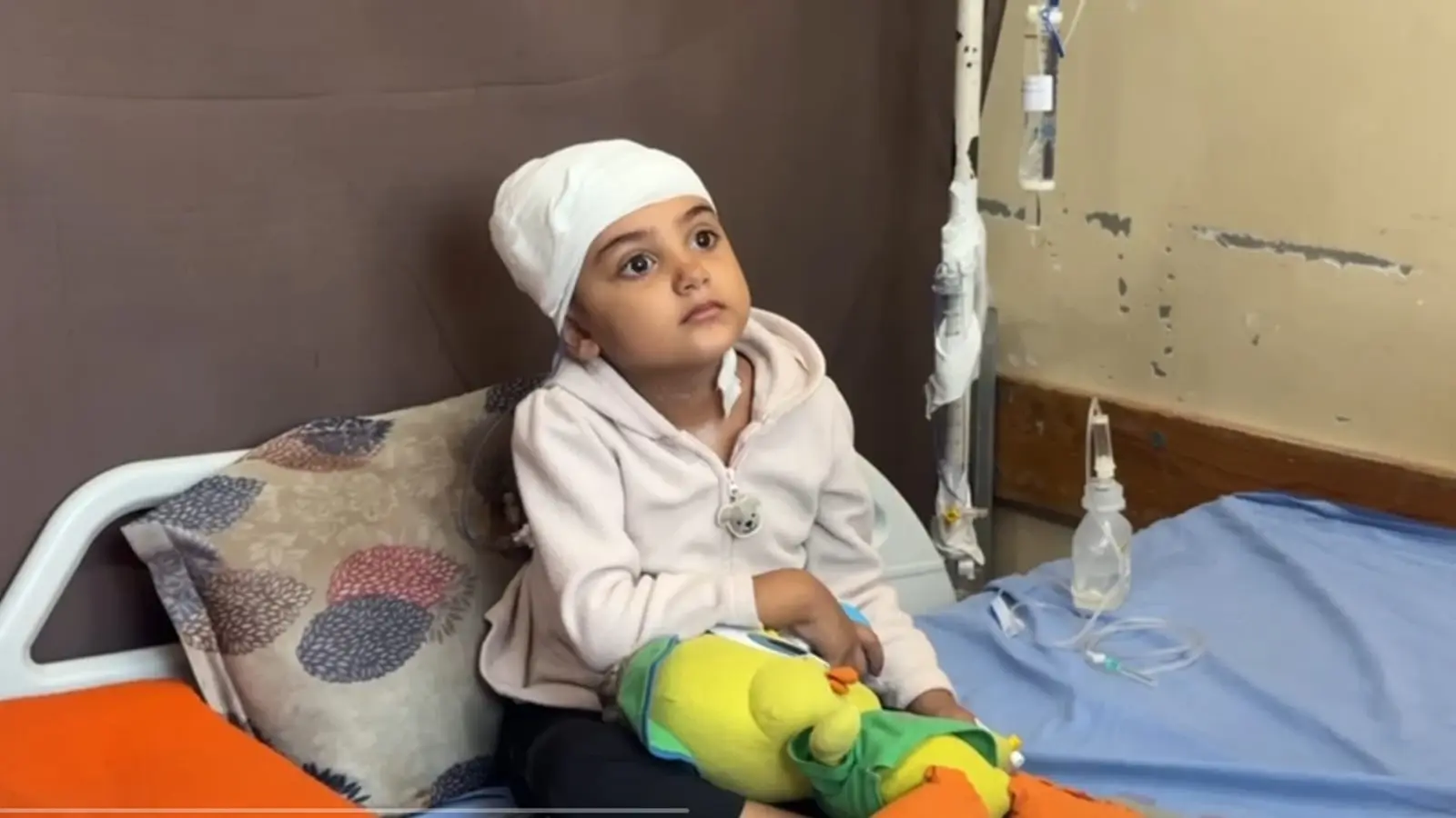 من رصاصة أفقدتها بصرها إلى 30 جراحة