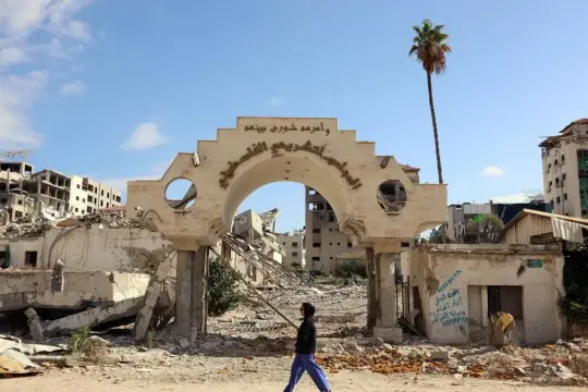 بين "فوبيا الصندوق" وفيتو الاحتلال: العجز القيادي يرهن الشرعية الفلسطينية في متفجر التأجيل