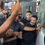 الصليب الأحمر ينقل 5 معتقلين محررين من غزة إلى مستشفى شهداء الأقصى