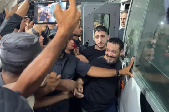 الصليب الأحمر ينقل 5 معتقلين محررين من غزة إلى مستشفى شهداء الأقصى