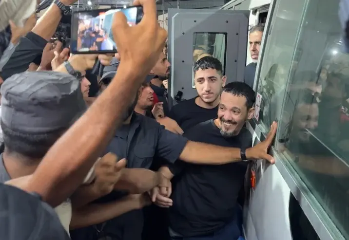 الصليب الأحمر ينقل 5 معتقلين محررين من غزة إلى مستشفى شهداء الأقصى