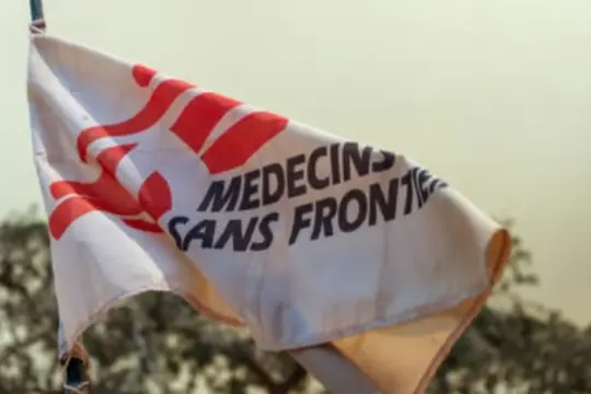 أطباء بلا حدود ترفض تسليم بيانات موظفيها للسلطات الإسرائيلية وتُحذّر من آثار مدمّرة