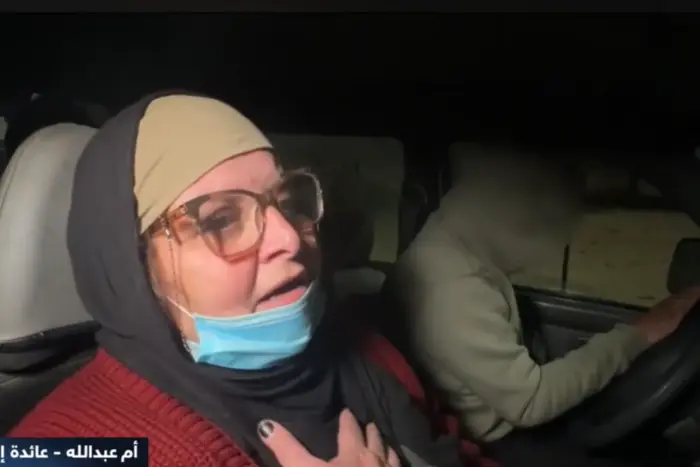 السفر الطويل والتفتيش القاسي والإذلال الممنهج يعكر وصول المرضى والنساء والأطفال إلى قطاع غزة