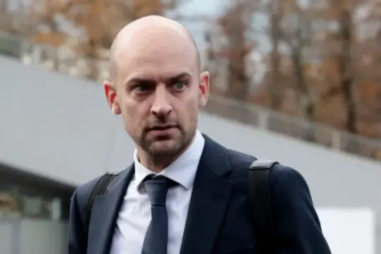 وزير الخارجية الفرنسي يدعو عباس لتجسيد الإصلاحات ويحذر من مخاطر مشروع E1 الاستيطاني