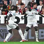 كومو يسحق جنوى برباعية ويعتلي صدارة الدوري الإيطالي مؤقتاً