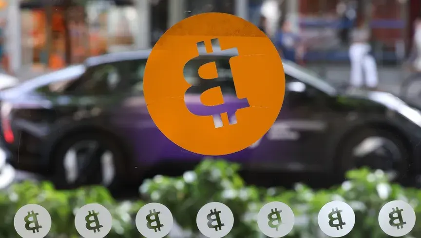 ضعف الطلب وخروج مليارات الدولارات من صناديق بتكوين وإيثر يضغطان على منتجات العملات الأصغر، فيما تتراجع شهية المستثمرين الأفراد للمضاربة على الأصول الرقمية