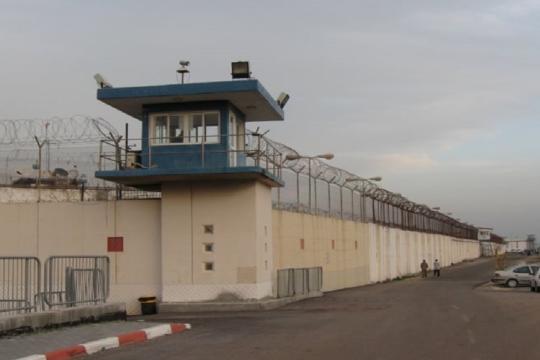 هيئة الأسرى: أوضاع صعبة وخطيرة يعيشها المعتقلون في سجن عوفر