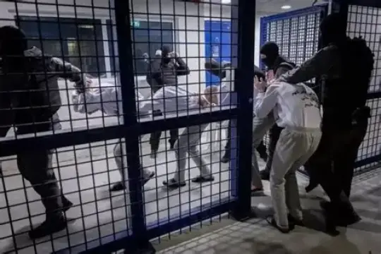 إعلام الأسرى يؤكد تعرض المعتقلين بسجن جانوت للإهانة