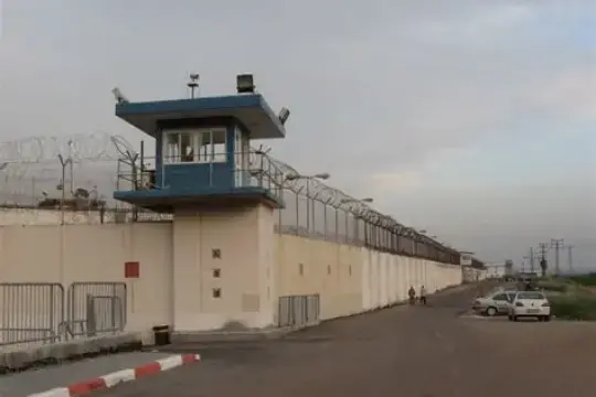 الاحتلال يُحول الأسير أحمد حشاش (الحنجوري) للاعتقال الإداري ويُؤجل محاكمة آخر