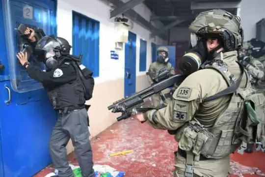 إصابات بين الأسرى بعد استخدام قوات القمع الهروات وغاز الفلفل