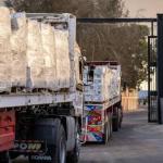 اللجنة المصرية تسير شاحنات محملة بالطحين إلى غزة