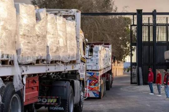 اللجنة المصرية تسير شاحنات محملة بالطحين إلى غزة