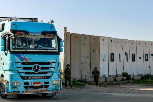 اعتقال ضابط كبير في الشاباك لمشاركته في تهريب بضائع لغزة