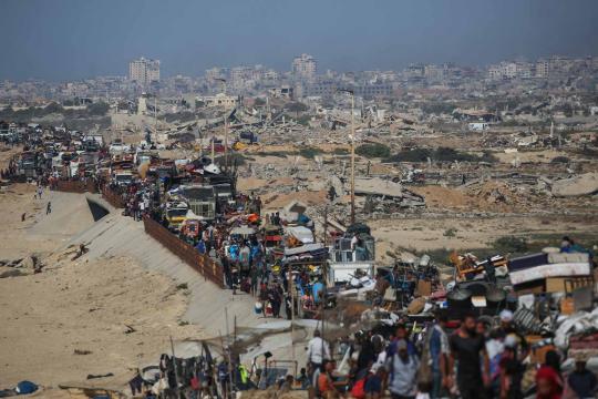جيش الاحتلال يغلق شارع الرشيد أمام العائدين لمدينة غزة والشمال