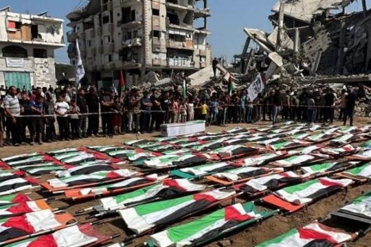 فلسطينيون يشيّعون 112 شهيداً بعد إنتشالهم بمدينة غزة