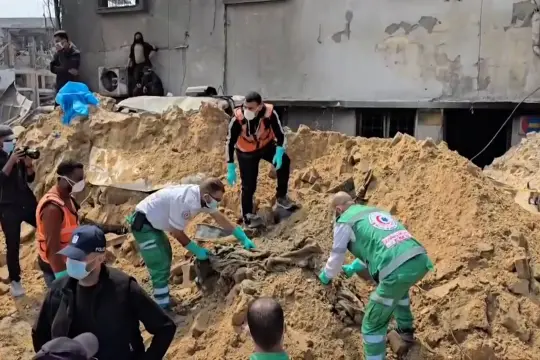 انتشال 30 جثماناً جديداً من مقبرة جماعية بمستشفى الشفاء