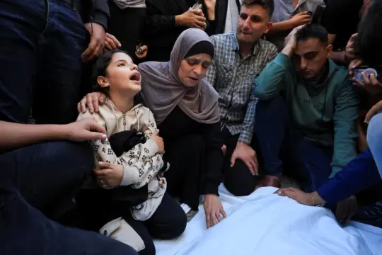 3 شهداء بينهم طفلة بقصف وإطلاق نار إسرائيلي في خان يونس