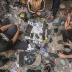 حين يصبح شحن الهاتف رفاهية.. الشتاء يضاعف أعباء الحياة في غزة