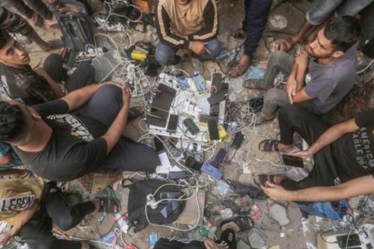 حين يصبح شحن الهاتف رفاهية.. الشتاء يضاعف أعباء الحياة في غزة