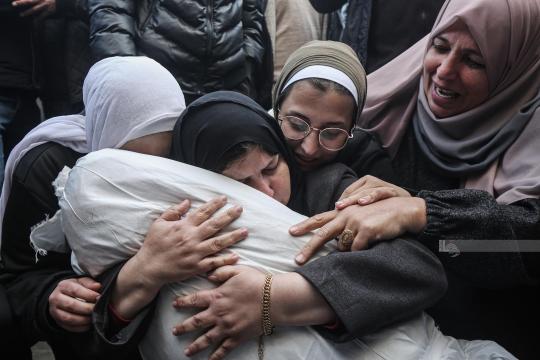 شهيد ومصابون جراء قصف إسرائيلي شرق خان يونس