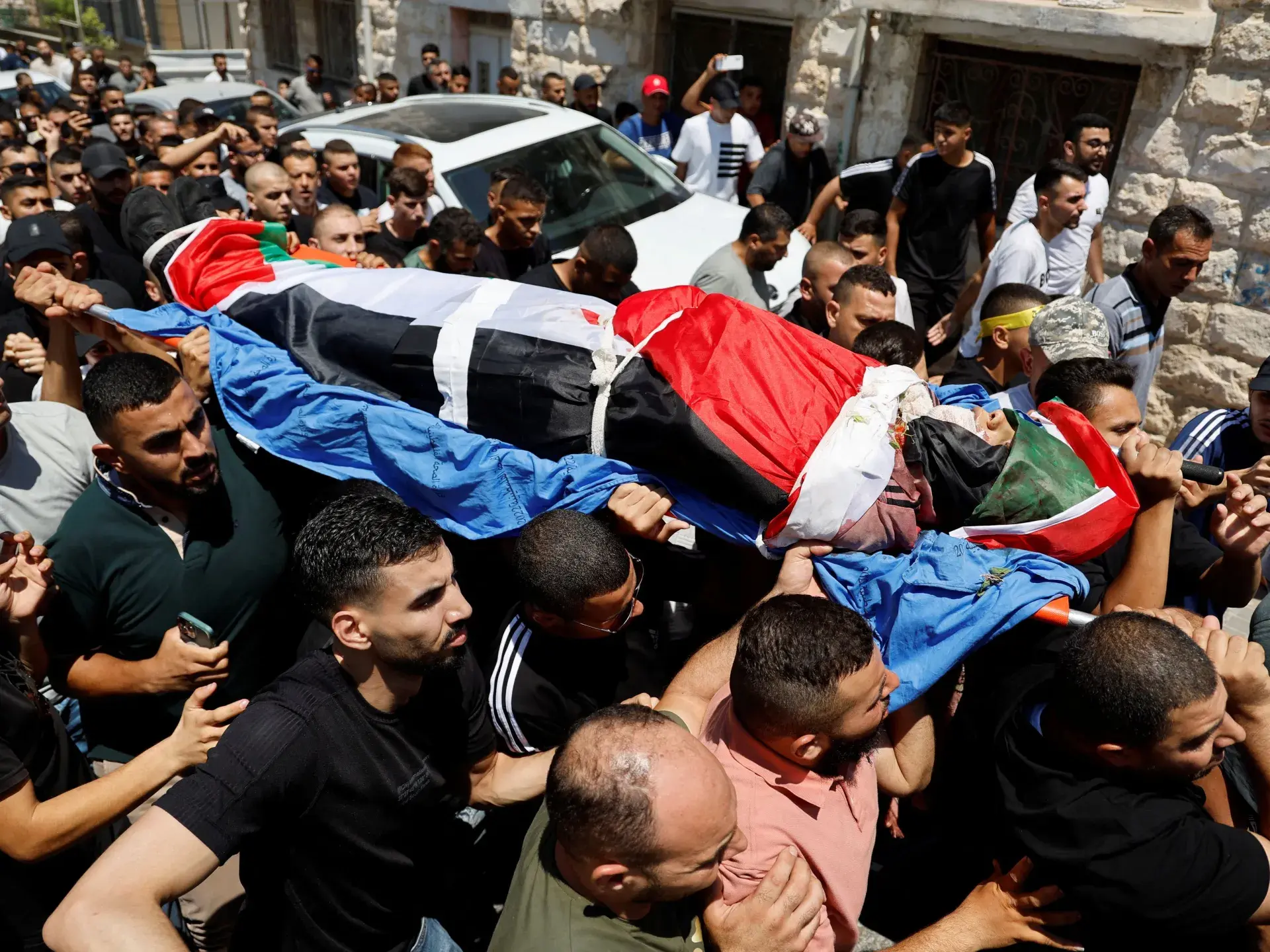 أيضا، أصيب عدد من المواطنين برصاص جيش الاحتلال شرق مخيم البريج وسط قطاع غزة