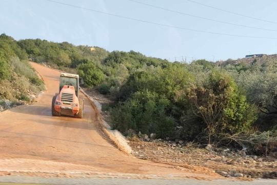 الاحتلال يواصل شق طريق جديد بين طورة وأم دار غرب جنين