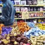 مع قرب عيد الفطر.. أنواع وأسعار الشوكلاتة المتوفرة في أسواق قطاع غزة