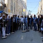 يوم تطوعي شامل لتنظيف مخيم قلنديا شمال القدس بمشاركة رسمية وشعبية