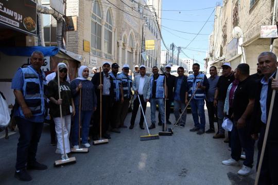 يوم تطوعي شامل لتنظيف مخيم قلنديا شمال القدس بمشاركة رسمية وشعبية