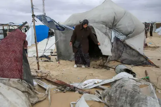 بين الطين والمياه: أول منخفض شتوي يفضح هشاشة الحياة في غزة