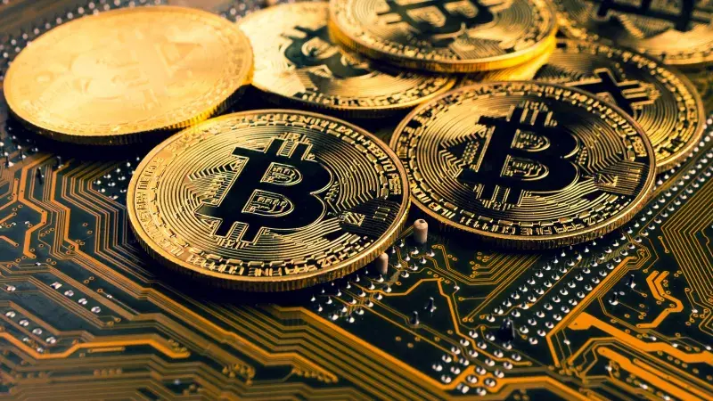 تراجع الدولار وعوائد السندات وتدفقات صناديق بتكوين يدعمون الانتعاش، لكن السوق يواجه اختباراً حاسماً يتمثل في قدرة الطلب الحقيقي على مواصلة الصعود