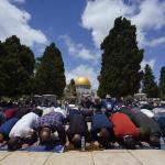 آلاف المصلين يؤدون صلاة الجمعة في الأقصى رغم القيود الإسرائيلية المشددة