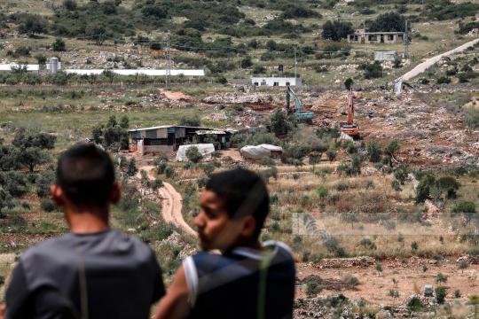 مستوطنون يقيمون بؤرة استيطانية جديدة شرق سلفيت ويهددون أراضي المواطنين