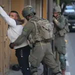 الاحتلال يعتقل فلسطينيا قرب سلفيت