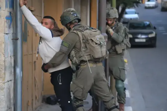 الاحتلال يعتقل فلسطينيا قرب سلفيت