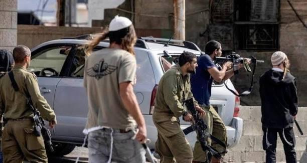 صادر جنود الاحتلال الجرافة أثناء عملها في البلدة